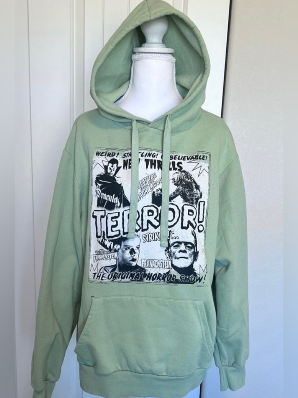 Universal Monsters Dracula
Frankenstein Creature Black Lagoon
Hoodie Sz Medium